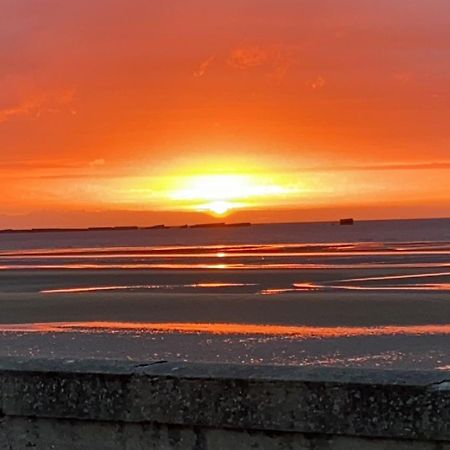 Gites "Plage" Ou "Pieds Dans L'Eau" En Front De Mer A Asnelles , 3Km D'Arromanches, 10Km De Bayeux المظهر الخارجي الصورة